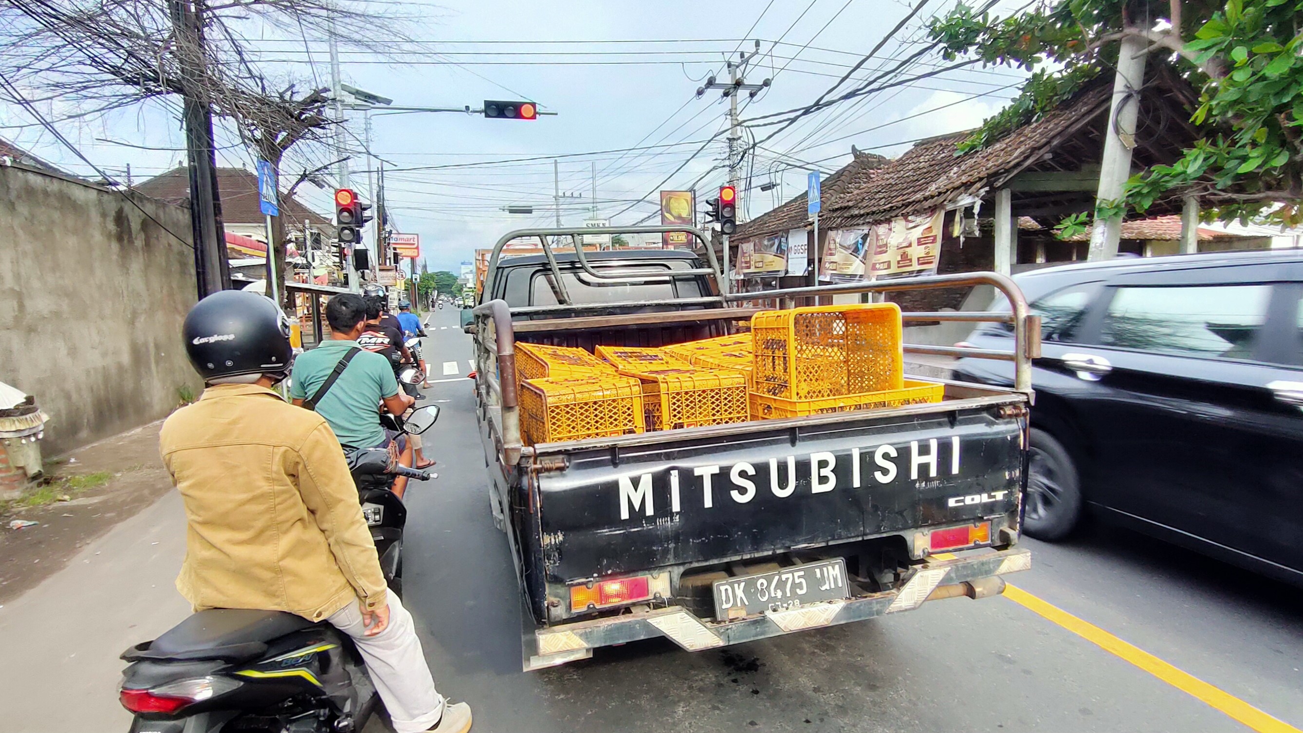 CEGAH KECELAKAAN: Traffic light yang terpasang di simpang Desa Lokapaksa, Seririt.