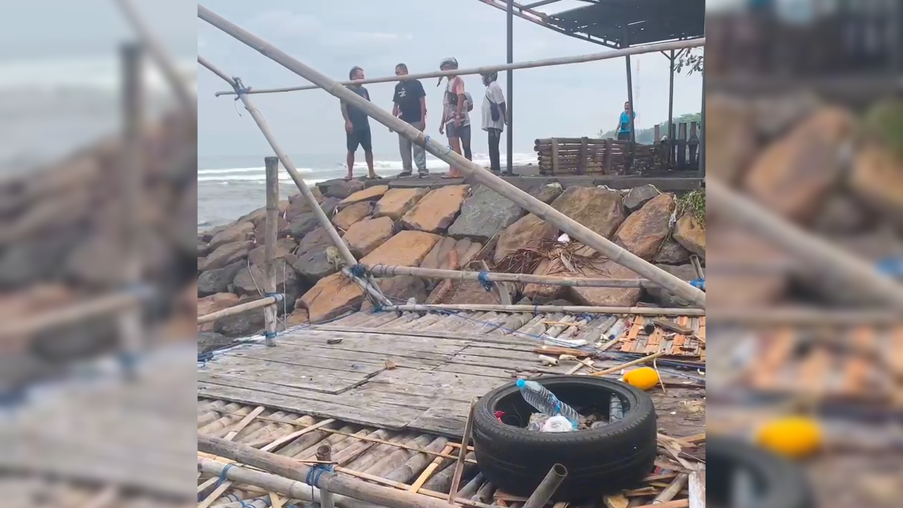 TERDAMPAR: Rumpon milik nelayan di Pantai Camplung. Rumpon terdampar di pantai gara-gara terhempas gelombang pasang.