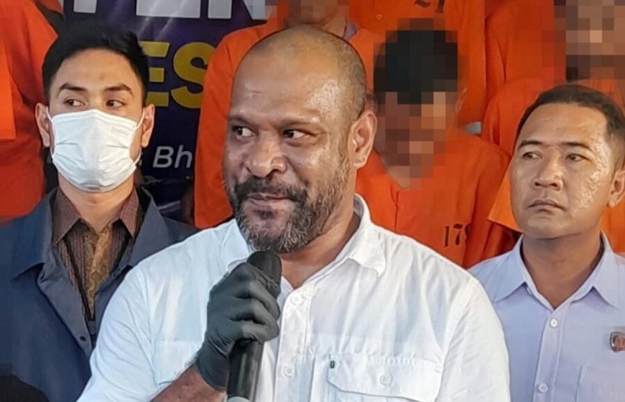 Kasat Reskrim Polresta Denpasar, Kompol Laurens Rajamangapul Haselo beri penjelasan terkait tewasnya mantan Bupati Jembrana Ida Bagus Ardana, 84, dan istrinya AA Sri Wulan Trisna, 64.