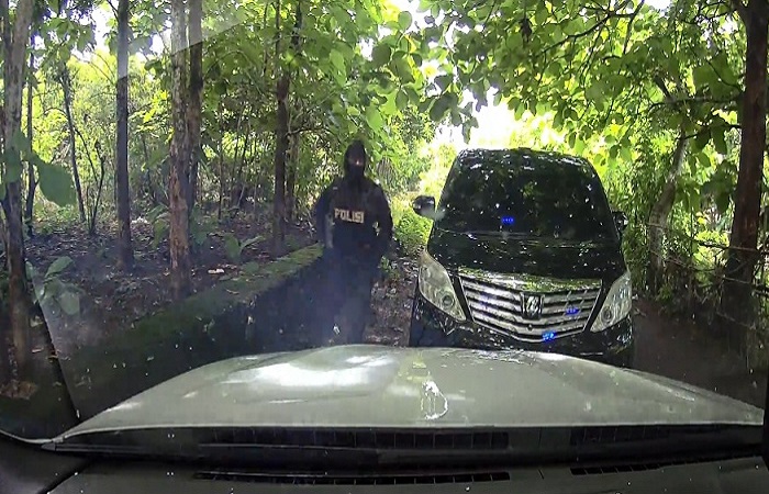 Penjahat bercadar turun dari dalam mobil di kawasan Kuta Selatan, Badung, Minggu 15 Desember 2024 lalu. Para pelakun menculik wna asal Ukraina. Diduga mereka berasal dari Rusia.