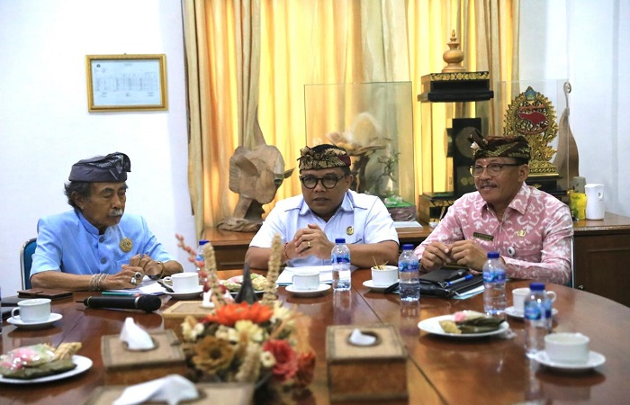 Tim Penyusun Kajian Fakultas Ilmu Budaya Universitas Udayana di ruang rapat Kantor Bupati Klungkung. Ada tiga bangunan Bale Kertha Gosa, Bale Kambang dan Pemedal Agung membutuhkan penanganan.