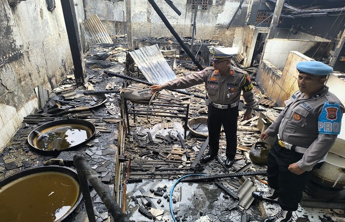 Polisi yang melakukan olah TKP pada pabrik kerupuk ikan salmon yang terbakar di Banjar Abiantuwung Kelod, Desa Abiantuwung, Kediri, Tabanan.