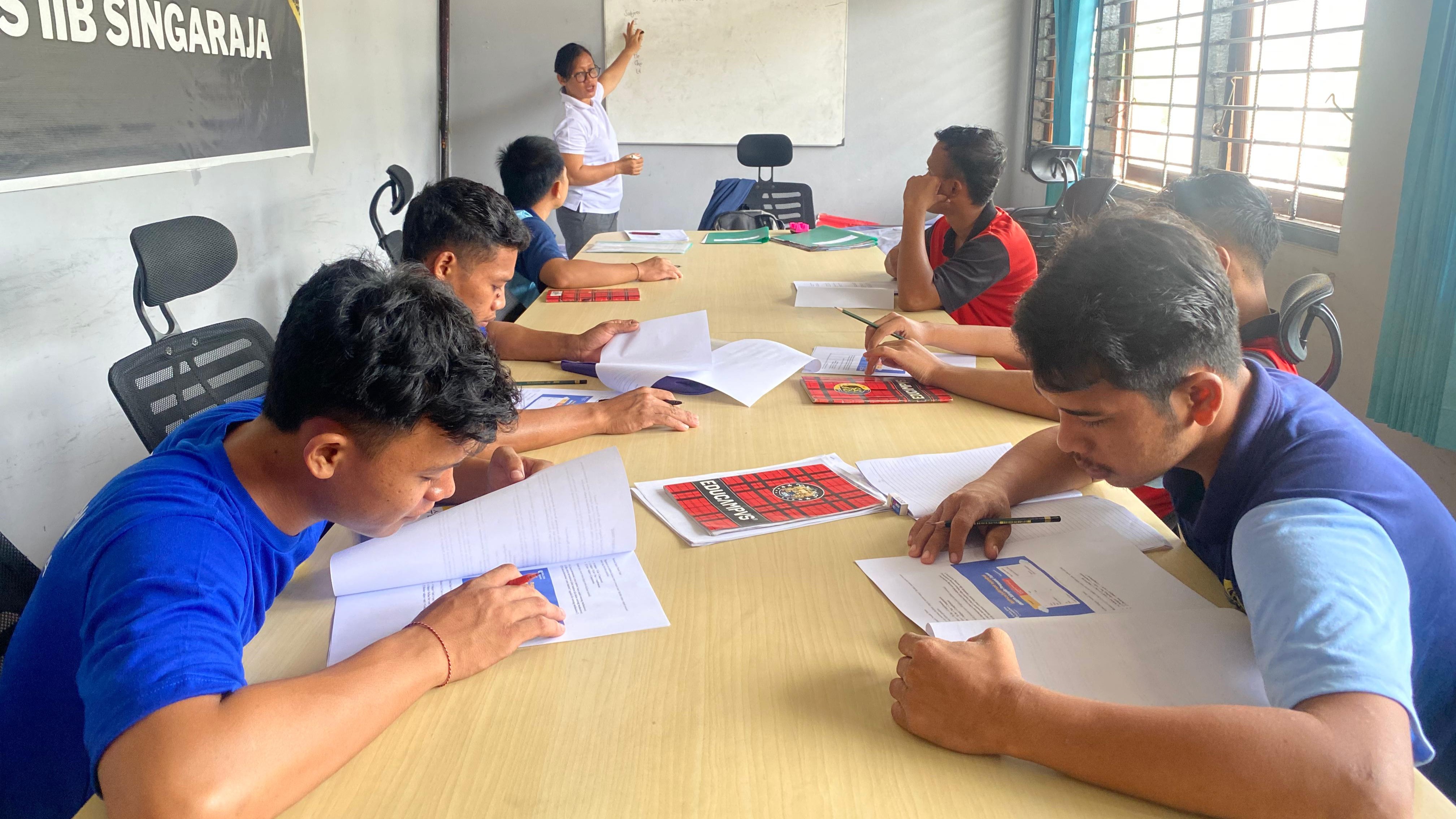 GIAT BELAJAR: Warga binaan di Lapas Singaraja mengikuti kegiatan belajar di Aula Nusantara Lapas Singaraja.