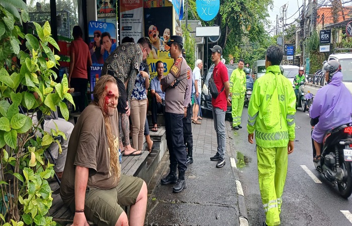Lelaki Kanada bernama Christopher Boyd Young, 43, diamankan warga karena melakukan pencurian di Sanur, Denpasar-Bali.