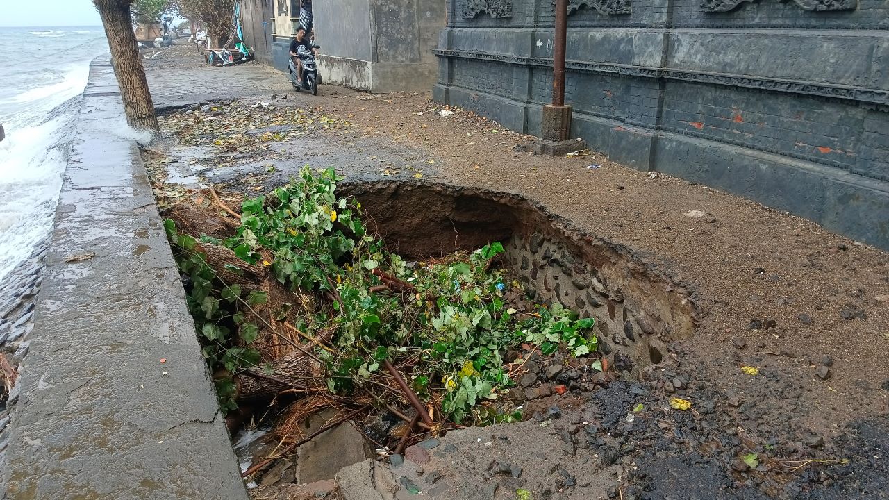 BERLUBANG: Kondisi jalan di Kelurahan Kampung Anyar yang berlubang gara-gara tergerus ombak.