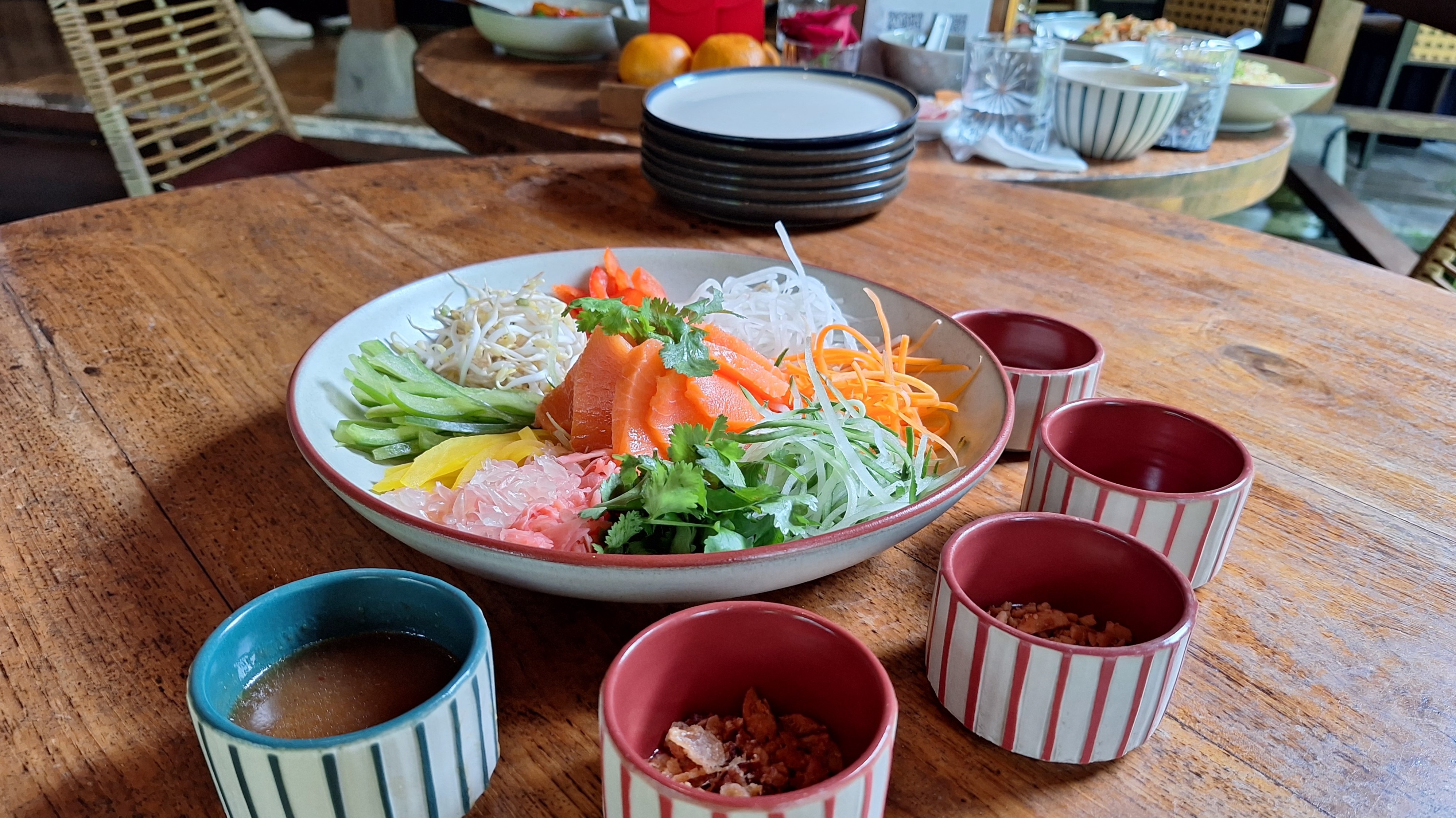 HIDANGAN ISTIMEWA: Hidangan yu sheng. Kuliner ini hanya tersedia saat rangkaian Tahun Baru Imlek.