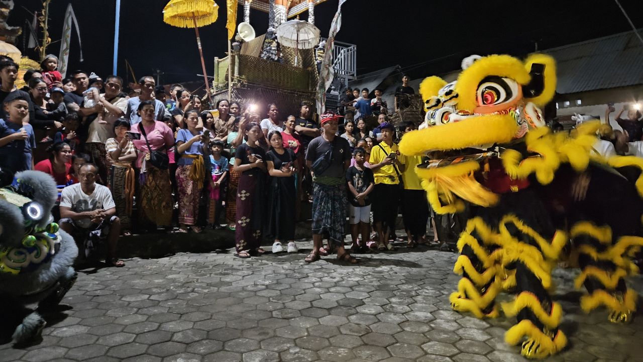 MERIAH: Atraksi barongsai di jaba sisi Pura Desa Adat Galiran, beberapa waktu lalu.