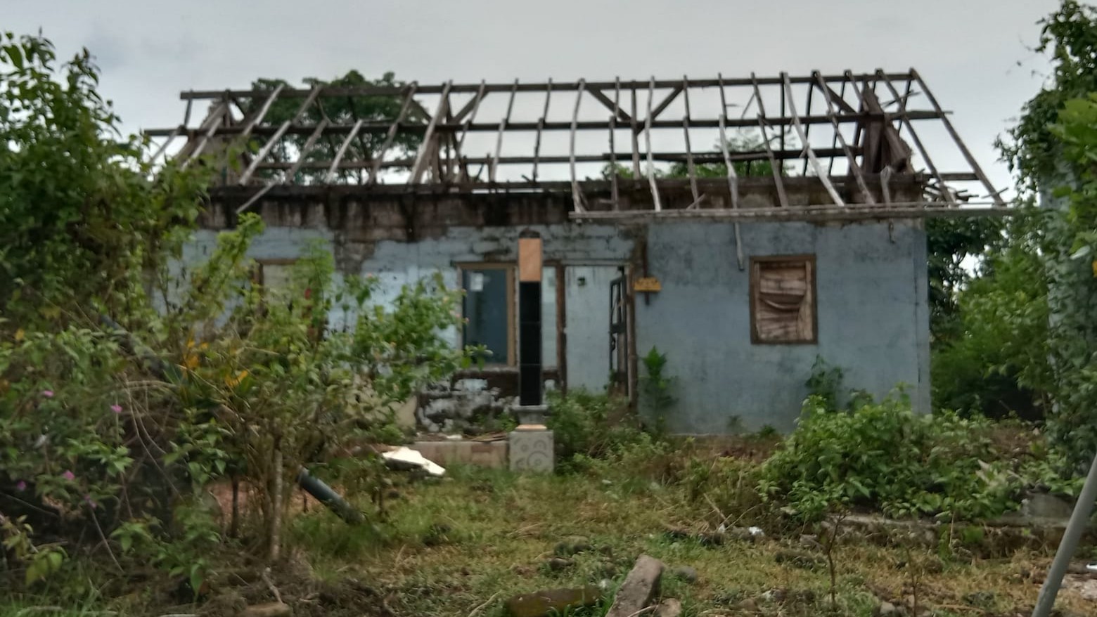 TERBENGKALAI: = Mes unit perkebunan Perumda Bali yang sebelumnya menjadi pemukiman warga Banjar Adat Sumbermis, Desa Adat Pekutatan.