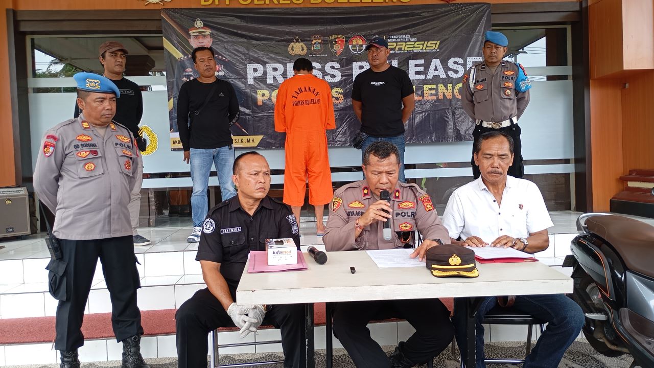 CURANMOR: Polisi saat melakukan rilis kasus pencurian dengan tersangka Komang Satra. Dia merupakan residivis kasus curanmor.