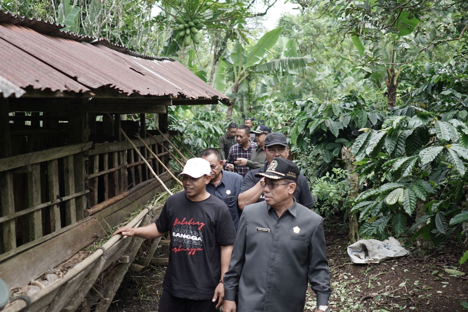CEK LAHAN: Komisi III DPRD Buleleng saat mengecek lahan pertanian dan perkebunan yang dikelola oleh Perumda Swatantra.