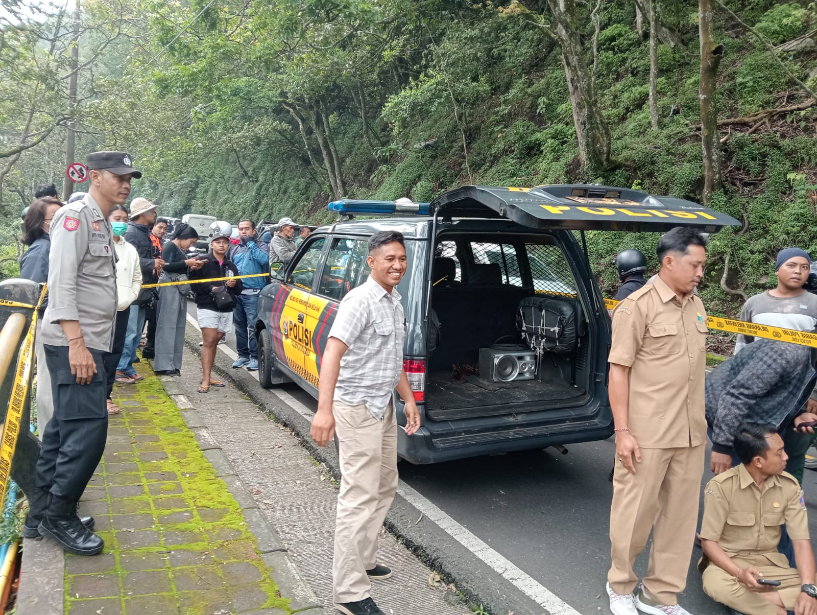 CEK TKP: Pihak kepolisian melakukan olah TKP di tempat kejadian penemuan jenazah di Jalan Raya Denpasar-Singaraja.