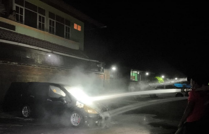 Mobil yang terbakar di parkir salah satu rumah sakit swasta. Kebakaran diduga karena korsleting listrik.