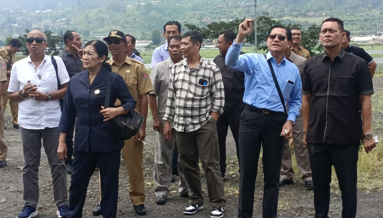 CEK KOLONI RUSIA: Rombongan DPRD Buleleng saat mengecek lahan yang disebut digunakan untuk membangun koloni rusia. DPRD Buleleng pastikan isu itu hoaks.