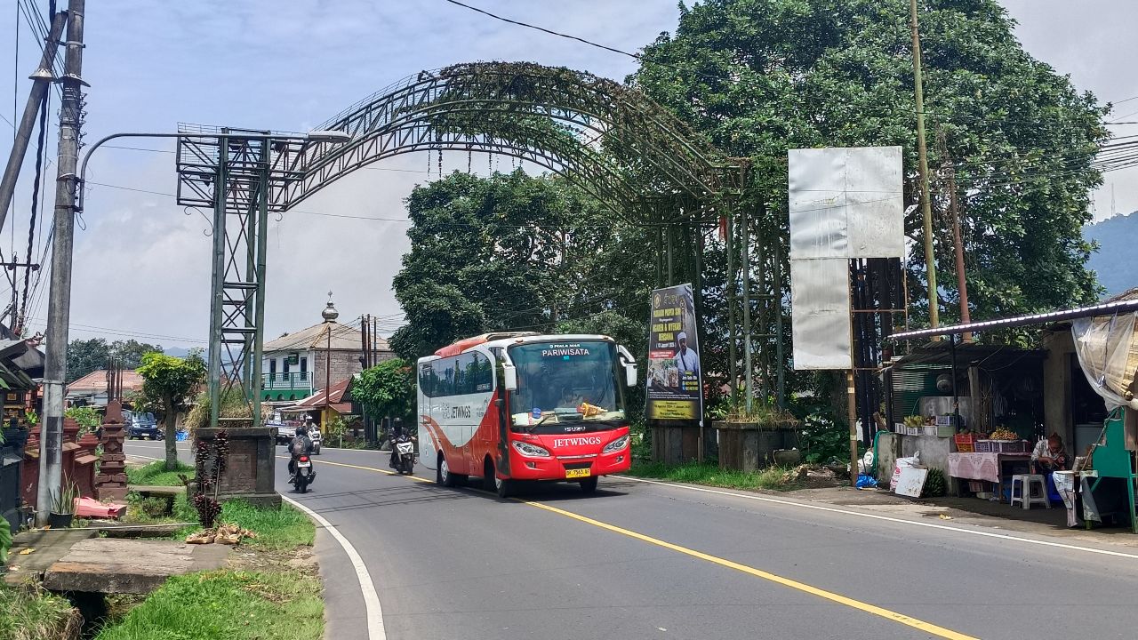 TIDAK TERURUS: Kondisi kawasan perbatasan di Buleleng. Tapal batas itu hanya berupa besi melintang yang tidak terurus.