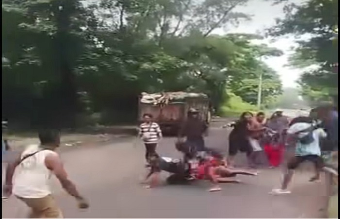 Tangkapan layar sopir truk berkelahi karena merasa disalip saat antre membuang sampah ke TPA Suwung, Senin (3/2) kemarin.