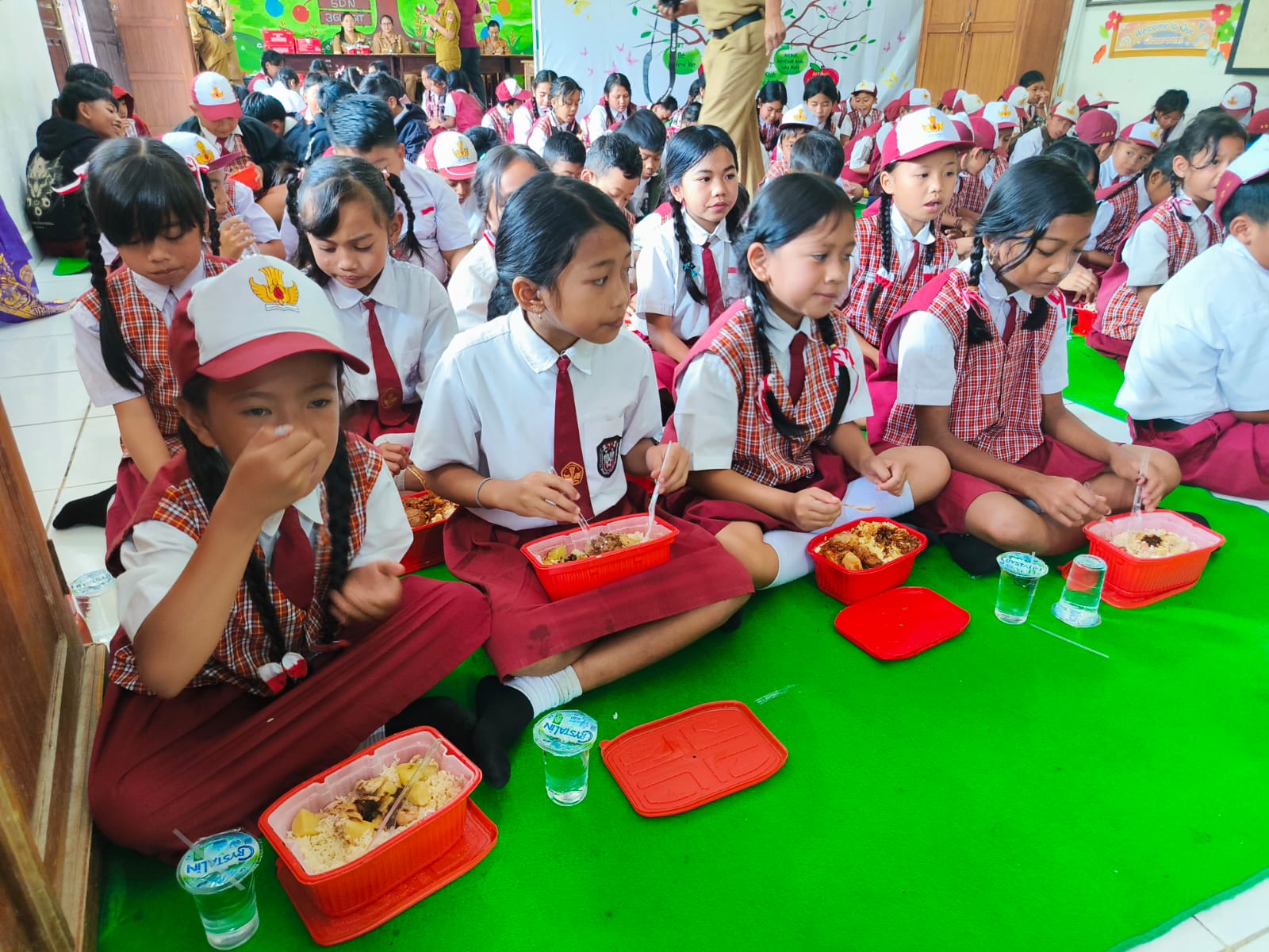 RANSUM BENCANA: Siswa di SDN 3 Gitgit makan bersama, mencicipi menu ransum bencana. Kegiatan itu bagian dari sosialisasi pasca-bencana yang dilakukan Dinas Sosial Buleleng.