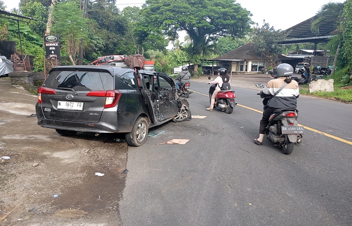 Kondisi mobil minibus Daihatsu Sigra yang terlibat kecelakaan di Jalur Tengkorak Denpasar-Gilimanuk.