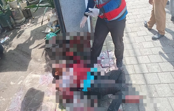 Si Ketut Raka, 61, tewas bersimbah darah di pinggir Jalan Ken Umang Banjar Dakdakan, Kelurahan Peguyangan, Kecamatan Denpasar Utara, Senin (3/2) lalu.