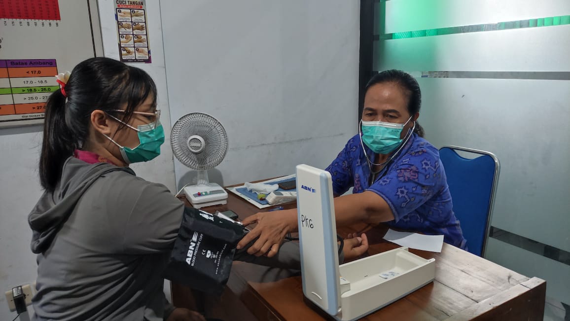 CEK KESEHATAN: Tim medis melakukan pemeriksaan kesehatan kepada warga yang memanfaatkan program Pemeriksaan Kesehatan Gratis (PKG).