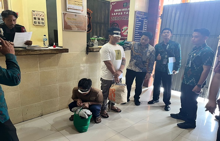 Suasana pemindahan dua napi dengan kasus pencurian dan narkotika dipindahkan dari Lapas Kelas IIB Tabanan ke Lapas Kelas IA Kerobokan, Denpasar.