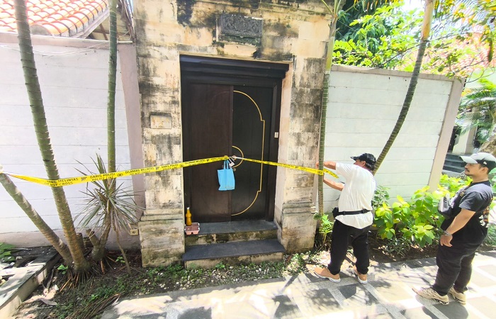 Polisi memasang garis polisi di TKP wisatawan   Perancis bernama Anthony Desgre, 43, mengakhiri hidupnya.