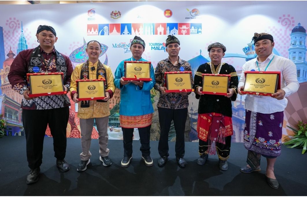 PRESTASI INTERNASIONAL: Perwakilan Desa Wisata Taro (paling kanan) bersama perwakilan dari lima desa wisata lain usai menerima penghargaan.