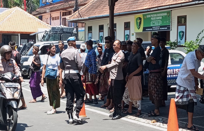 Keluarga dan kerabat korban pembunuhan usai pertanyakan perkembangan kasus di Polres Gianyar.