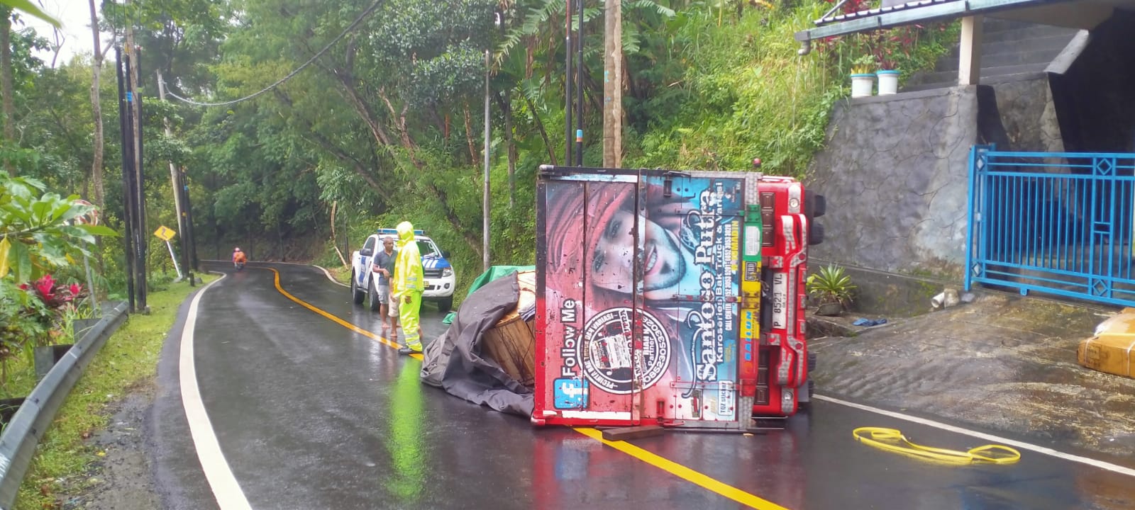 TERGULING: Truk pengangkut kabel yang terguling di Jalan Raya Denpasar-Singaraja, tepatnya di wilayah Desa Gitgit, Kecamatan Sukasada.