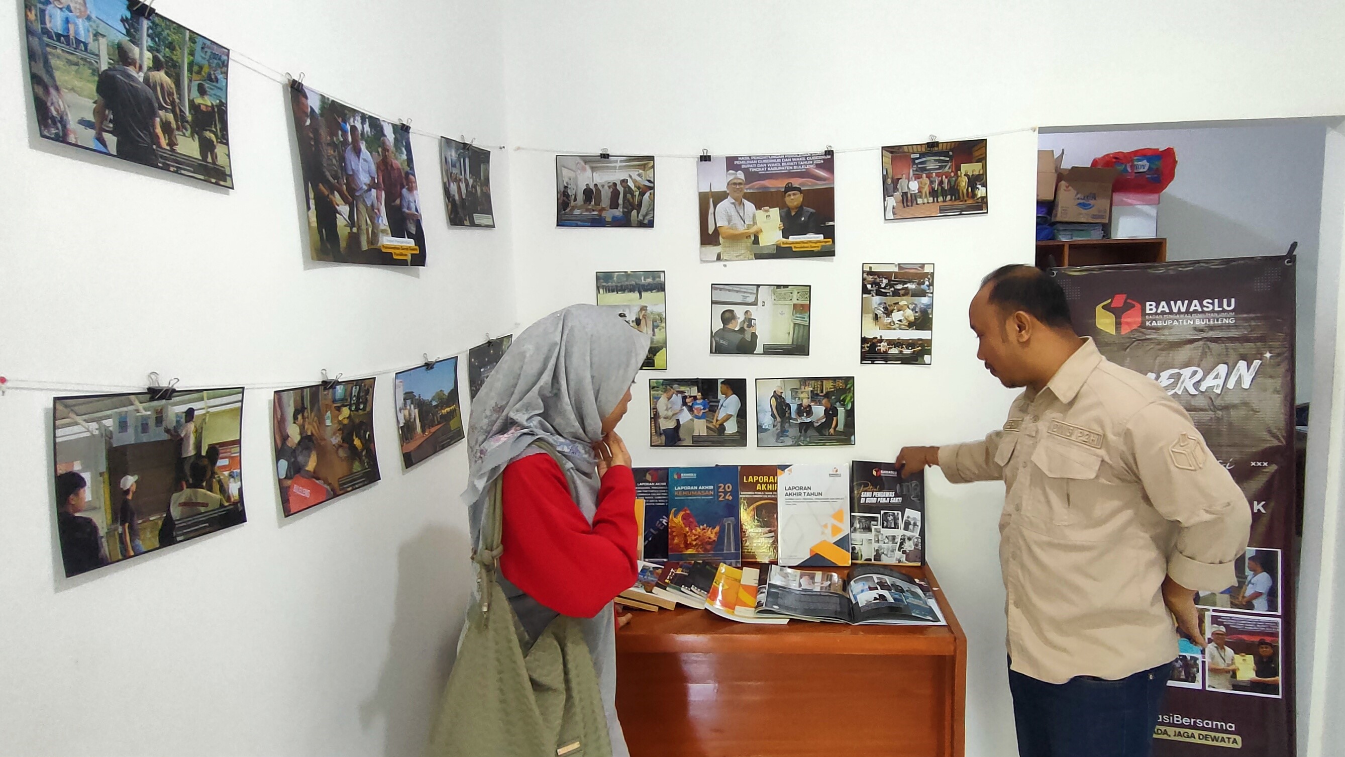 PAMERAN ARSIP: Suasana pameran arsip foto dan buku terkait kegiatan pengawasan yang dilakukan Bawaslu Buleleng selama Pilkada Buleleng 2024.