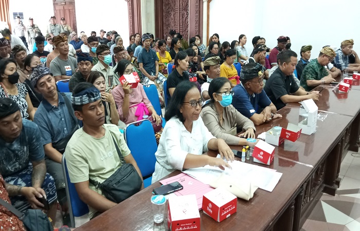 Nasabah dan pengurus LPD Bedulu saat ke kantor DPRD Gianyar.