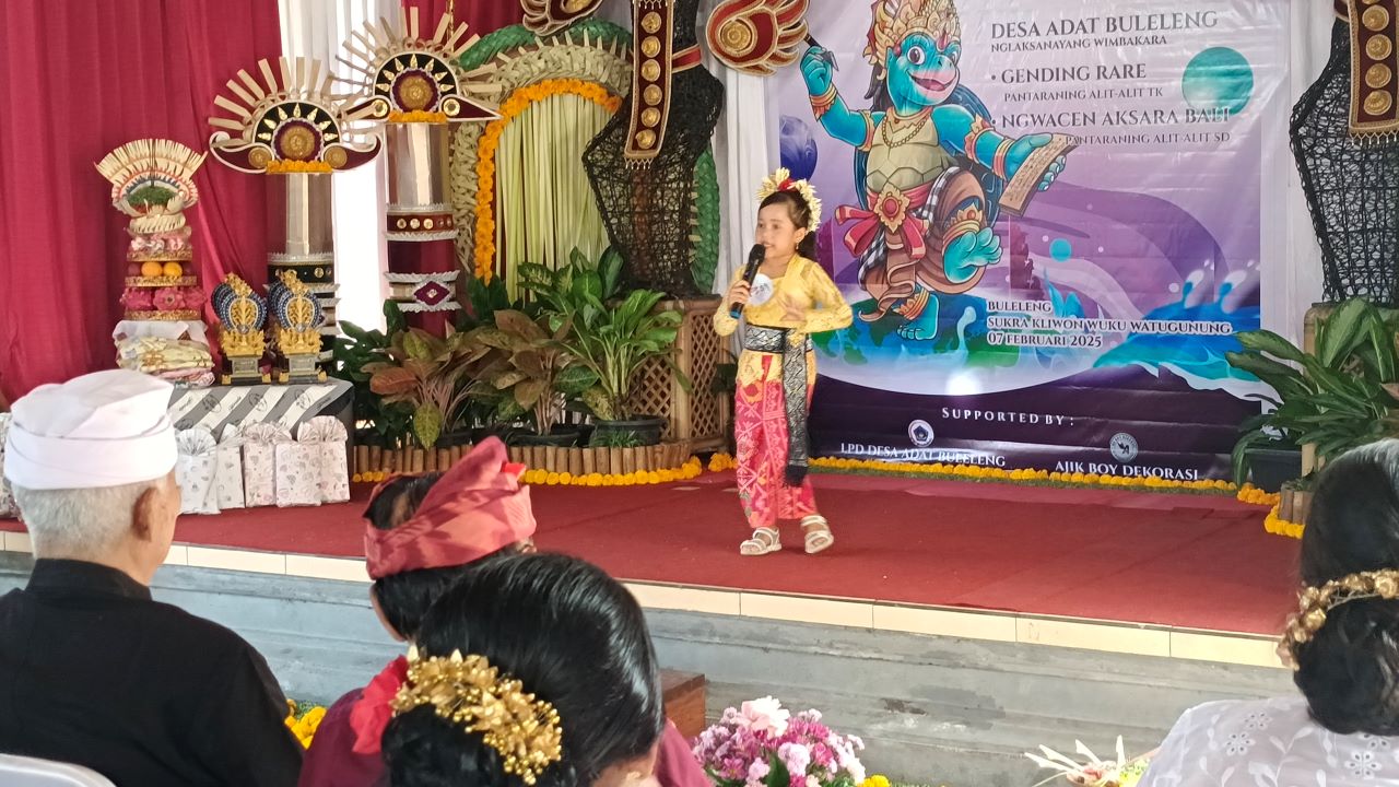 GENDING RARE: Salah seorang peserta lomba mengikuti lomba gending rare serangkaian peringatan Bulan Bahasa Bali di Desa Adat Buleleng.