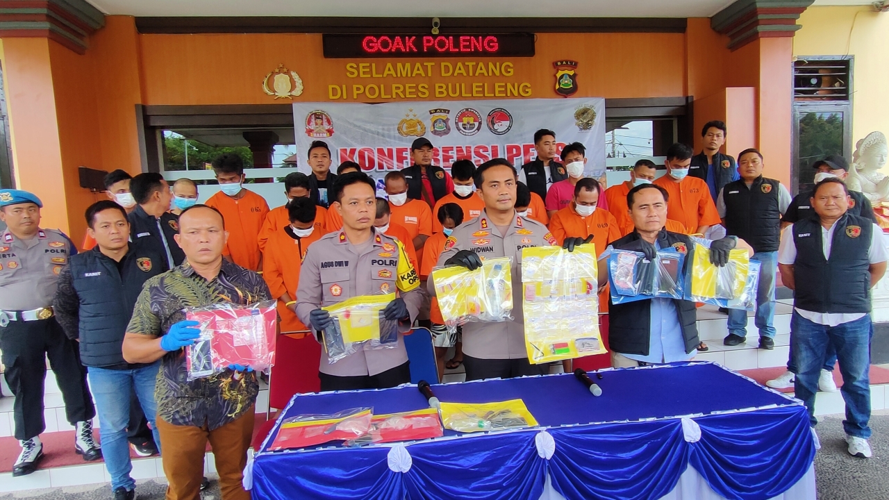 NARKOBA: Polisi mengungkap kasus narkoba. Selama Operasi Antik Agung 2024, ada 17 orang pria yang tertangkap karena kasus narkoba.