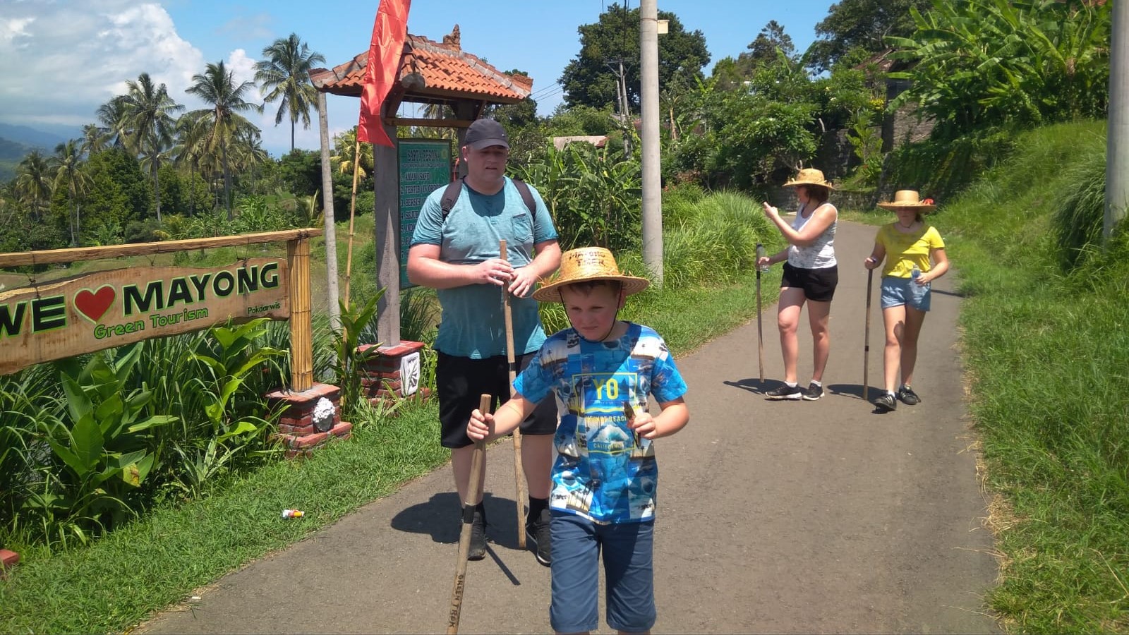 TRACKING: Aktivitas wisatawan saat melakukan tracking di Desa Mayong, Kecamatan Seririt.