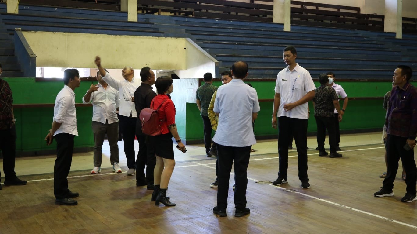 SIDAK: DPRD Bali saat melakukan sidak ke GOR Ngurah Rai beberapa waktu lalu.