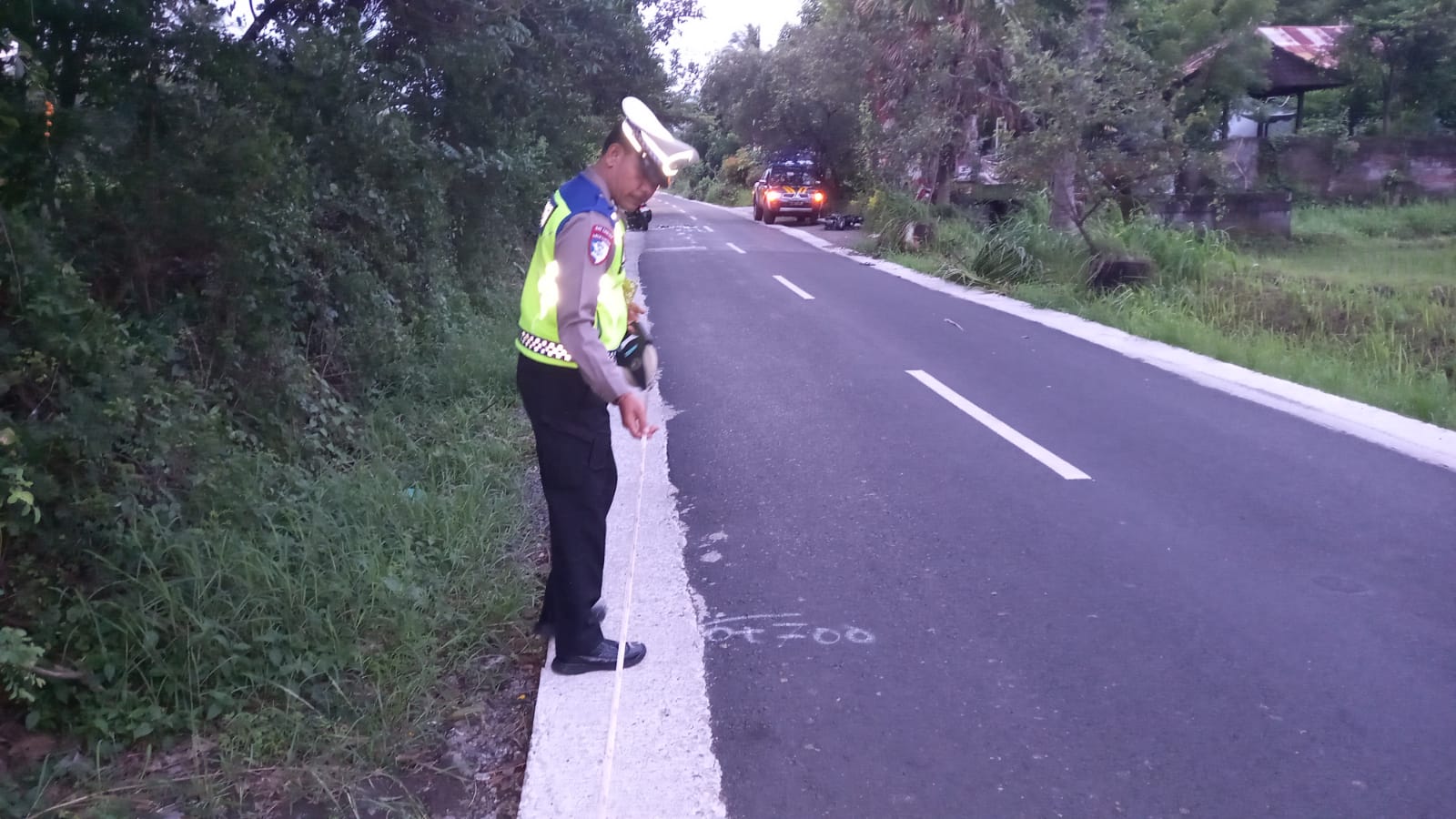 OLAH TKP: Aparat kepolisian melakukan olah TKP di lokasi kecelakaan yang terjadi di Jalan Raya Jagaraga.