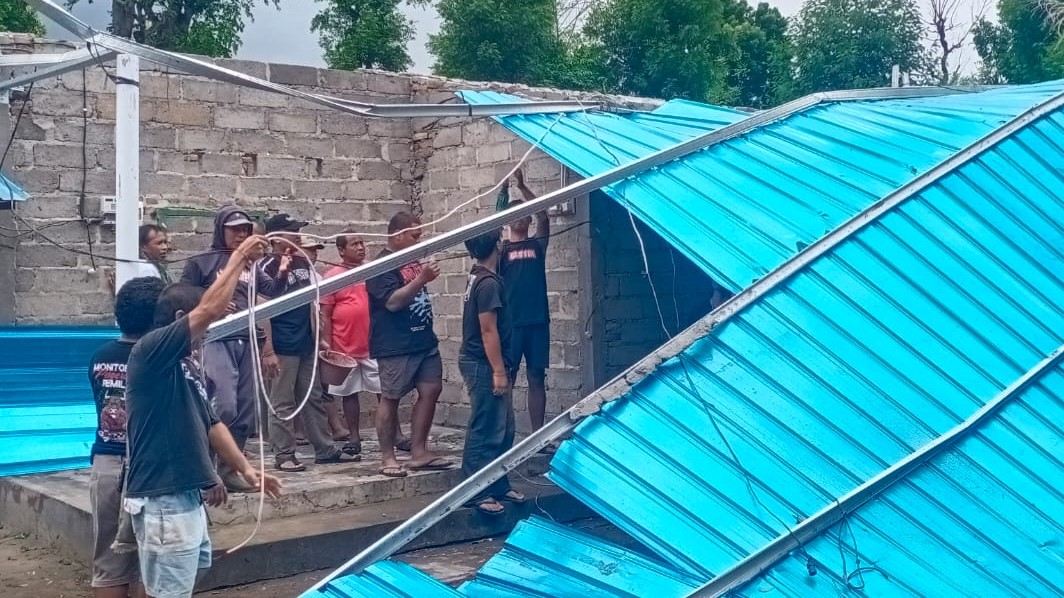 DITERBANGKAN ANGIN: Rumah warga yang terdampak bencana alam di Desa Pemuteran, Kecamatan Gerokgak.