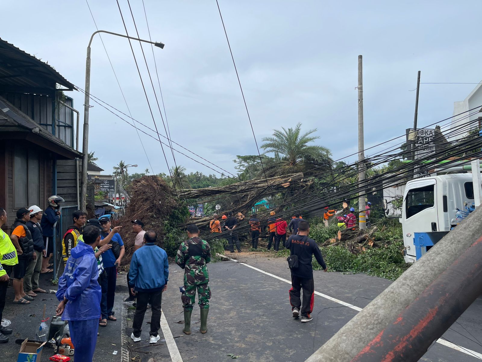 PULIHKAN JARINGAN: Peristiwa angin kencang yang menyebabkan tiang listrik tumbang.