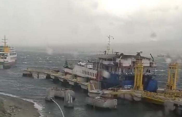 Pelabuhan Gilimanuk saat penundaan penyeberangan karena cuaca buruk, kemarin.