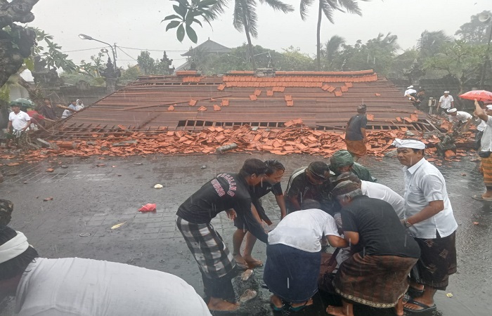 Bale pesandekan di Pura Dalem Guwang ambruk dan menimpa pemedek atau umat yang berteduh.