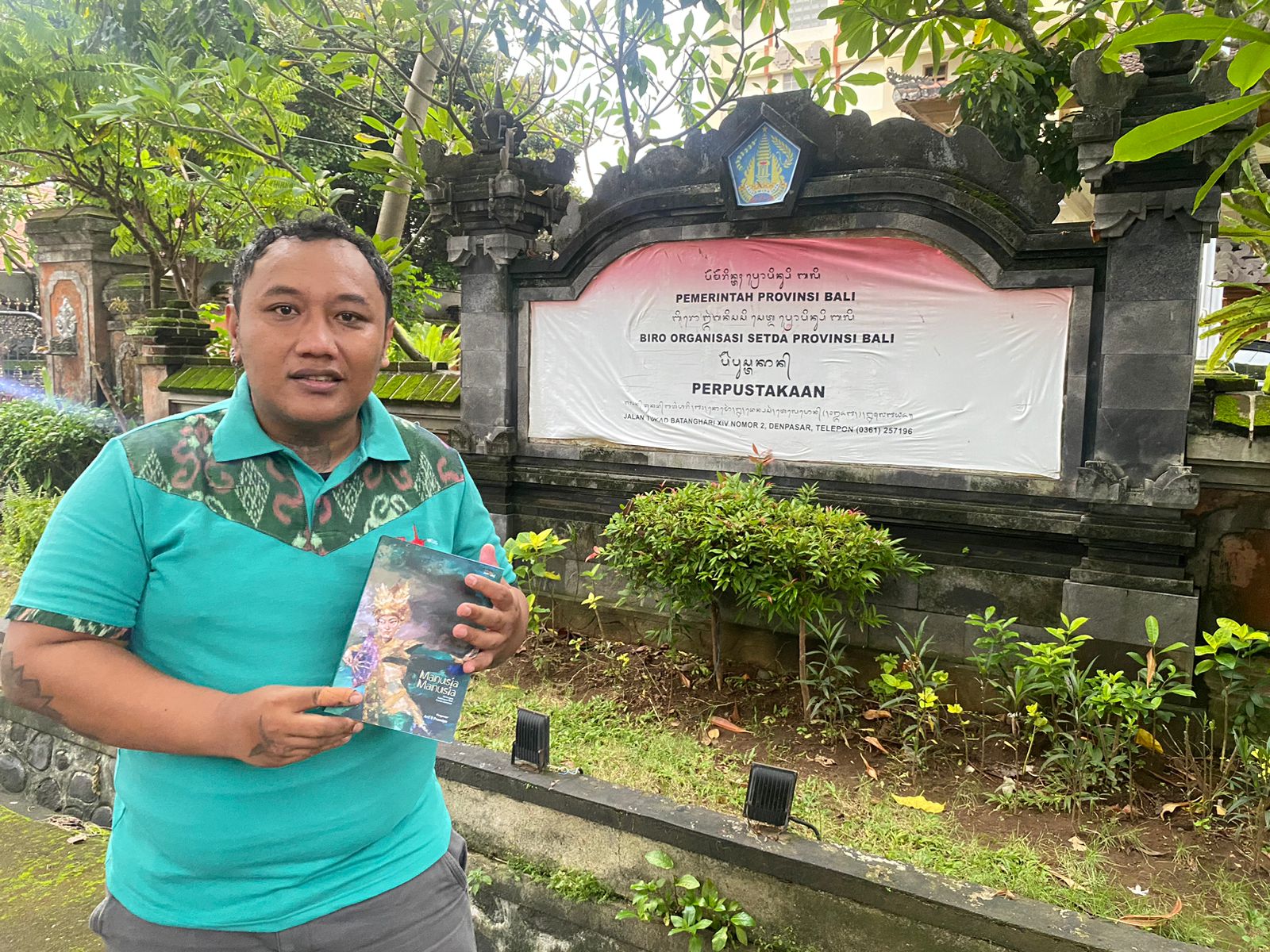 ANTOLOGI CERPEN: Ketua Teater Sastra Welang, Moch. Satrio Welang saat menunjukkan karya antologi cerpen