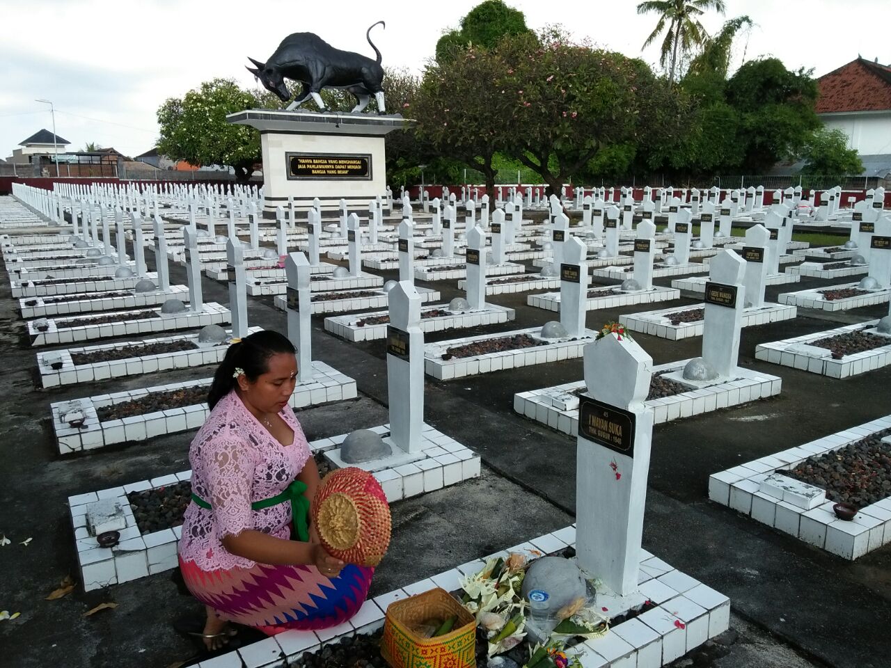 MERAYAKAN PAGERWESI: Salah seorang krama di Desa Adat Buleleng mendatangi Taman Makan Pahlawan curastana untuk ziarah.