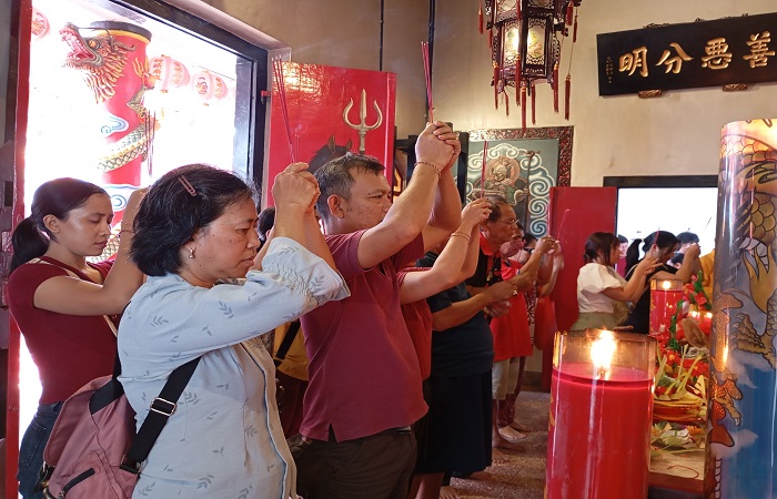 Ratusan orang ikut cisuak, agar tidak ciong (sial) selama tahun ular kayu. Ritual ini diikuti oleh orang yang etnis maupun non etnis Tionghoa.