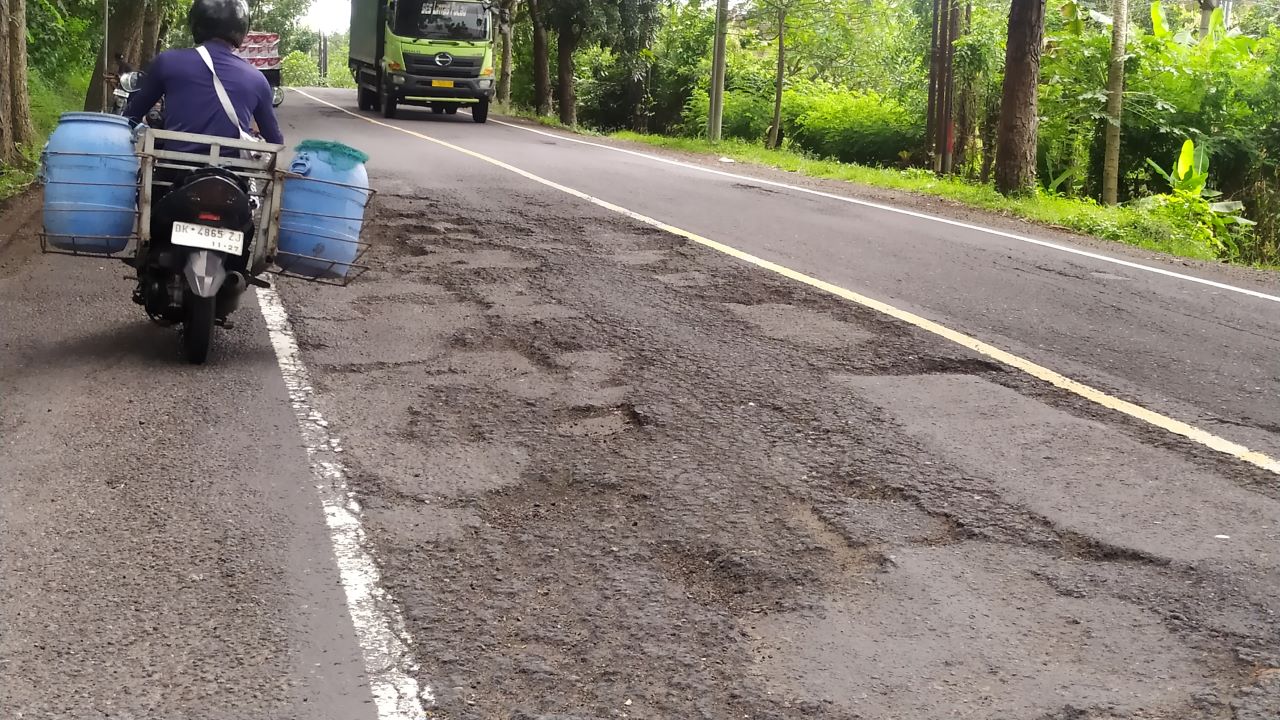 RUSAK PARAH: Kondisi kerusakan jalan di ruas Jalan Raya Denpasar-Gilimanuk. Kerusakan jalan tersebut kerap memicu kecelakaan lalu lintas.