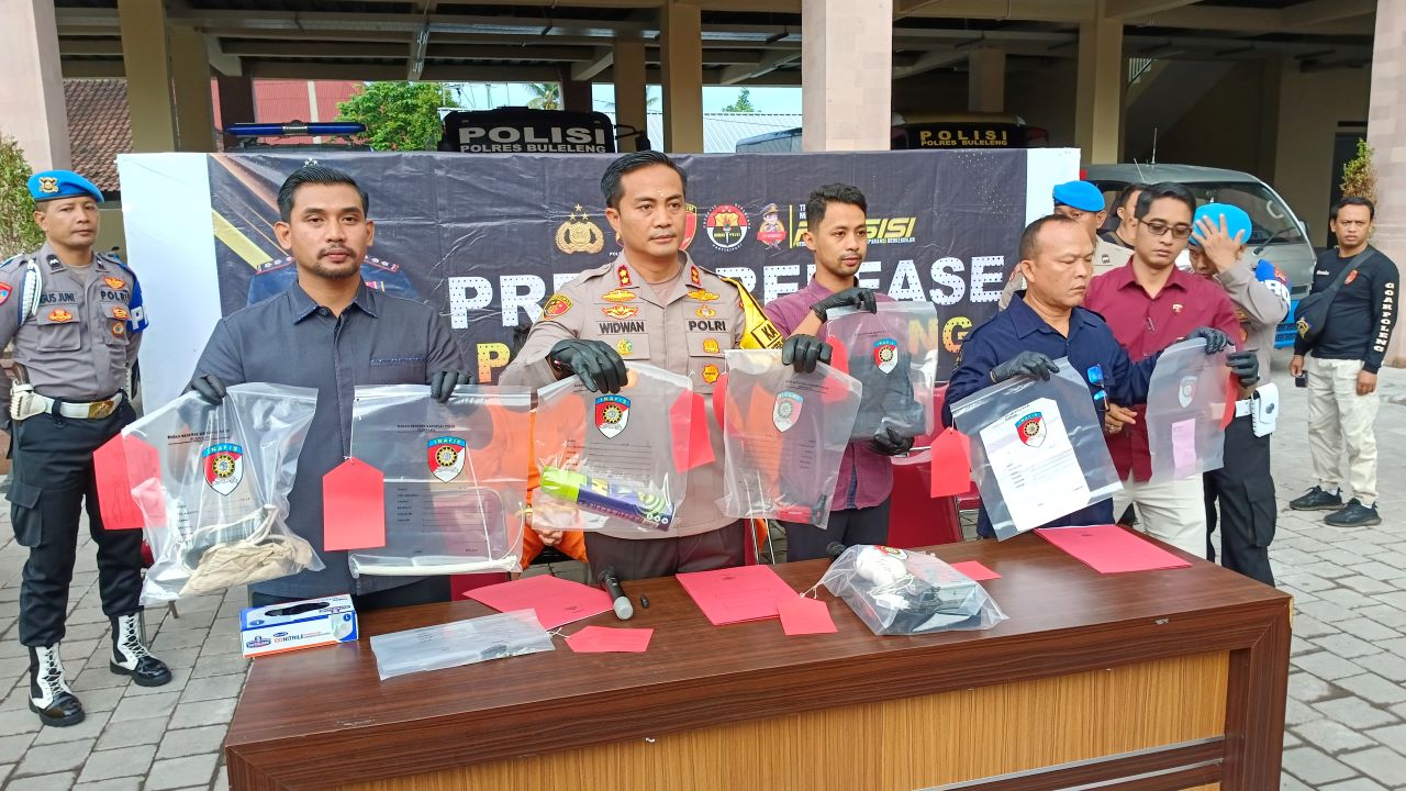 UNGKAP KASUS: Kapolres Buleleng, AKBP Ida Bagus Widwan Sutadi (dua dari kiri) saat mengungkap kasus pembunuhan yang membuat seorang pria asal Gianyar, tewas.