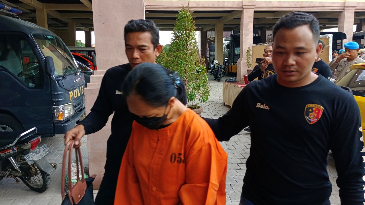MENUNDUK: Tersangka LY alias Leni. Dia menjadi otak aksi pembunuhan terhadap korban Pande Gede Putra Palguna. Dia beraksi bersama dua teman wanitanya.