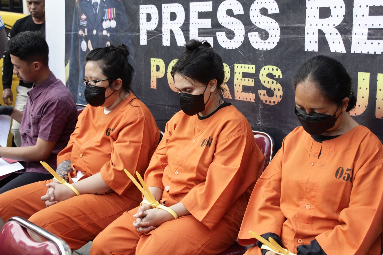 TERSANGKA PEMBUNUHAN: Dari kanan, tersangka LY alias Leni; tersangka IOP alias Intan, dan tersangka OSM alias Oki.