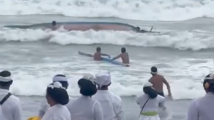TENGGELAM: Perahu pemedek yang tenggelam saat melangsungkan upacara pakelem di Jembrana.