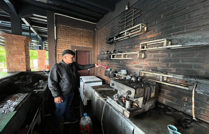 Polsek Tabanan melakukan olah TKP di cafe kopi sekaligus bar di Banjar Yeh Gangga Desa Sudimara Tabanan yang ludes terbakar.