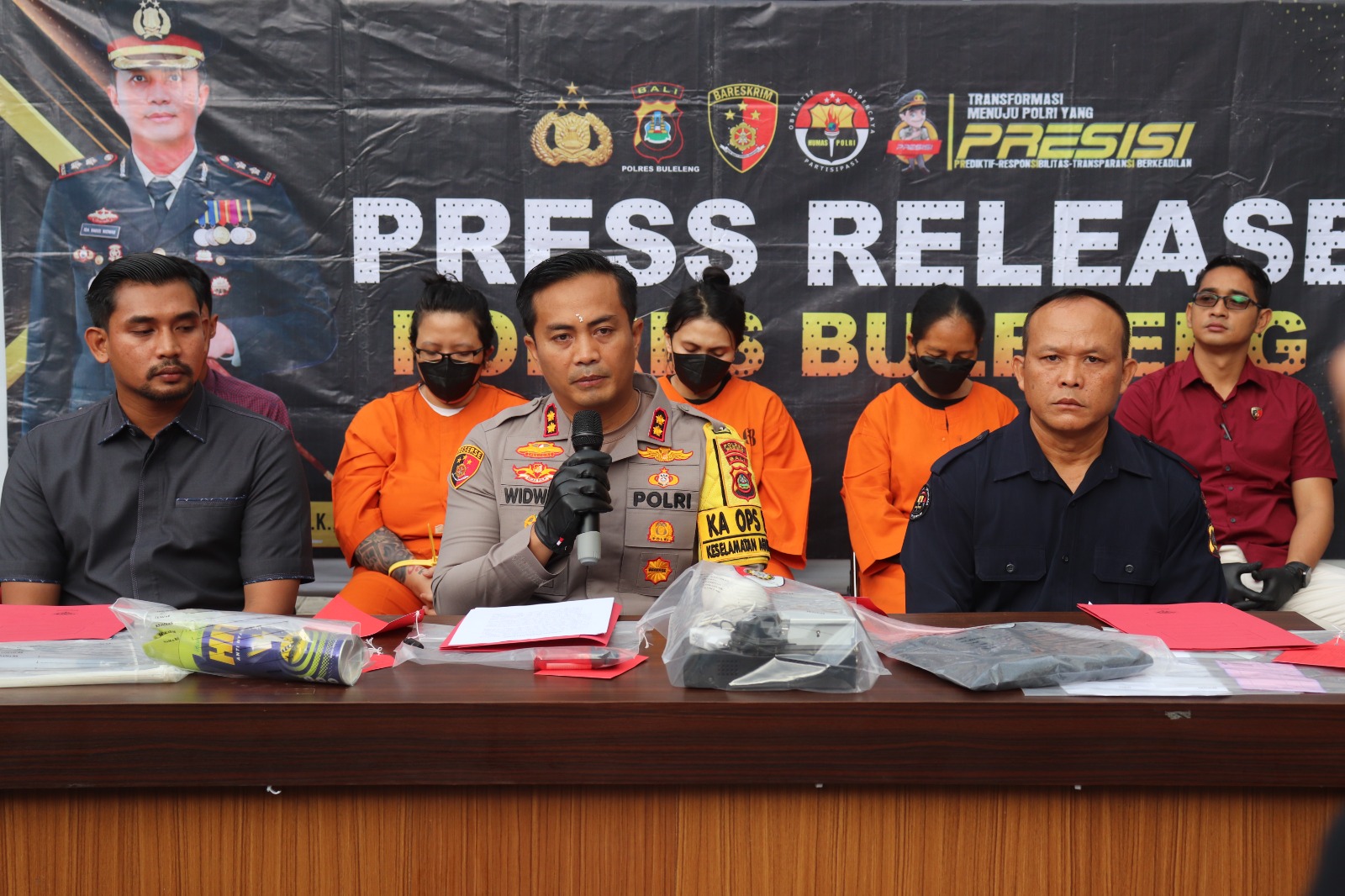 UNGKAP KASUS PEMBUNUHAN: Kapolres Buleleng AKBP Ida Bagus Widwan Sutadi (tengah) saat menjelaskan kasus pembunuhan yang melibatkan tiga orang perempuan.