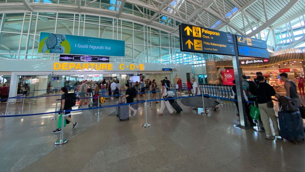 SEMAKIN PADAT: Suasana di terminal keberangkatan internasional Bandara Ngurah Rai, Bali.
